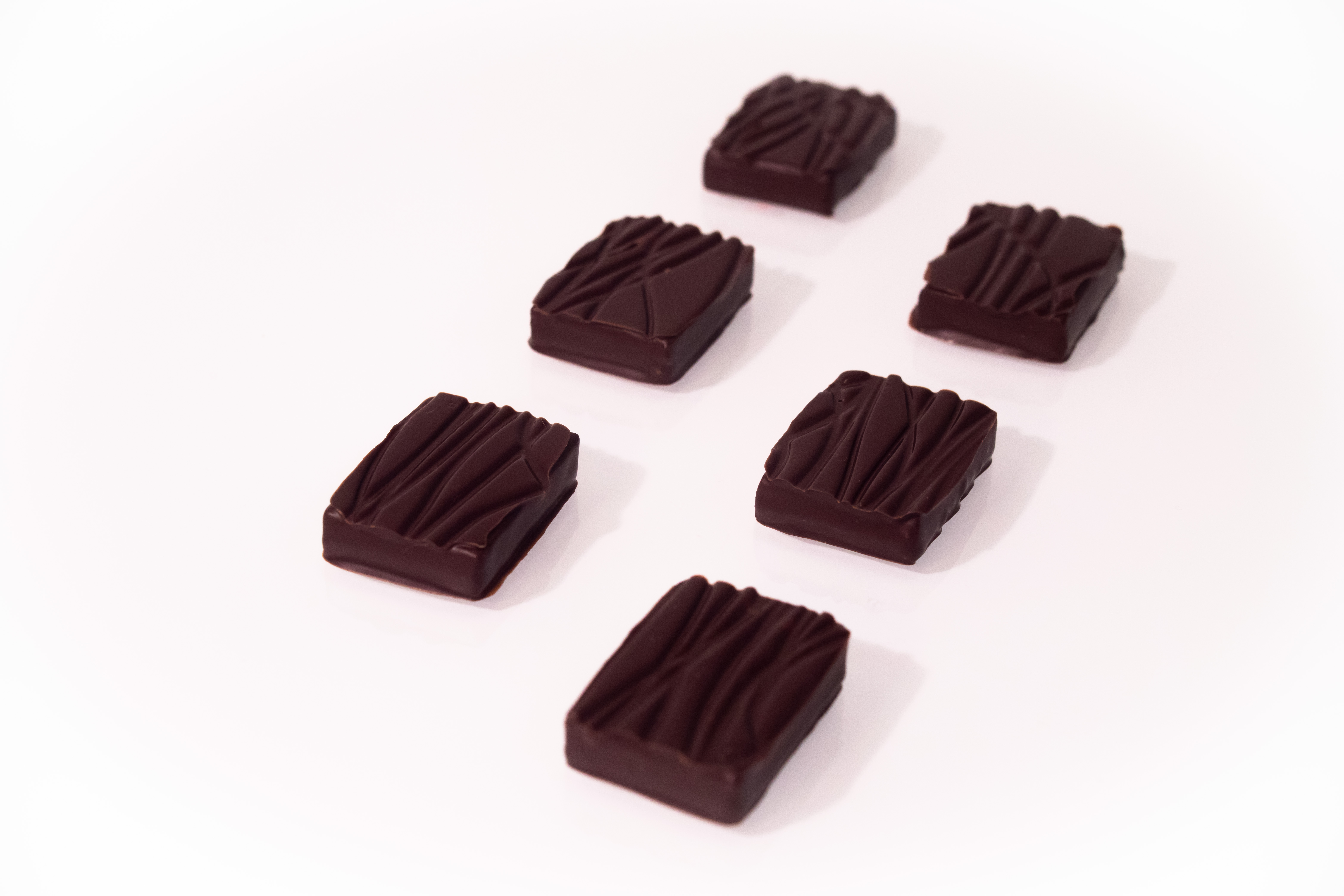 Photo au format paysage de six chocolat carré créé par Jean-Pierre Godier de l'INBP de Rouen 1